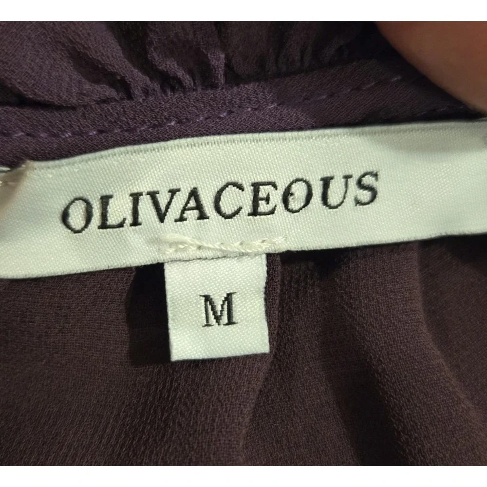 Olivaceous ruffle neck